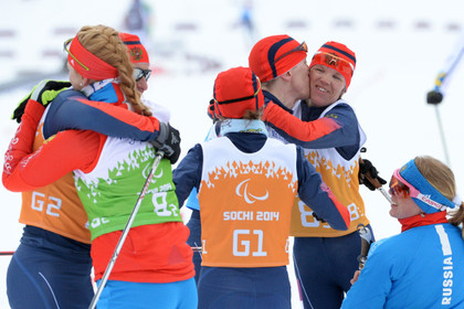 Сборная России празднует победу в смешанной лыжной эстафете