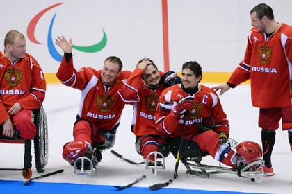 Игроки сборной России по следж-хоккею после финального матча 15 марта 2014 года. 