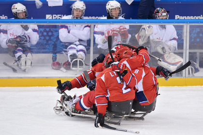 Игроки сборной России радуются победе в полуфинальном матче между сборными командами России и Норвегии в соревнованиях по следж-хоккею 